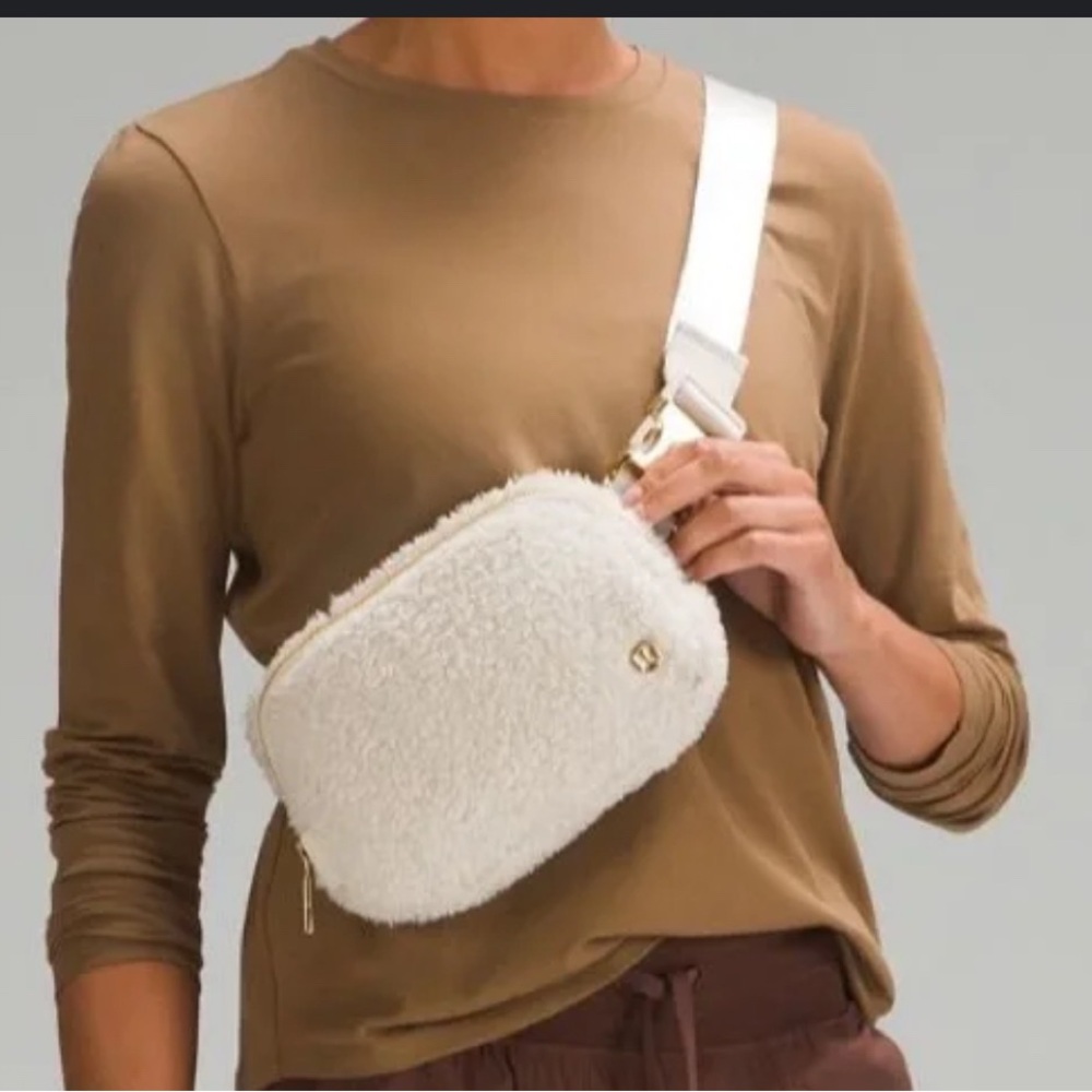 NWOT Lululemon Sherpa Fleece Beltbag Cream/White Fannypack - Picture 3 of 13